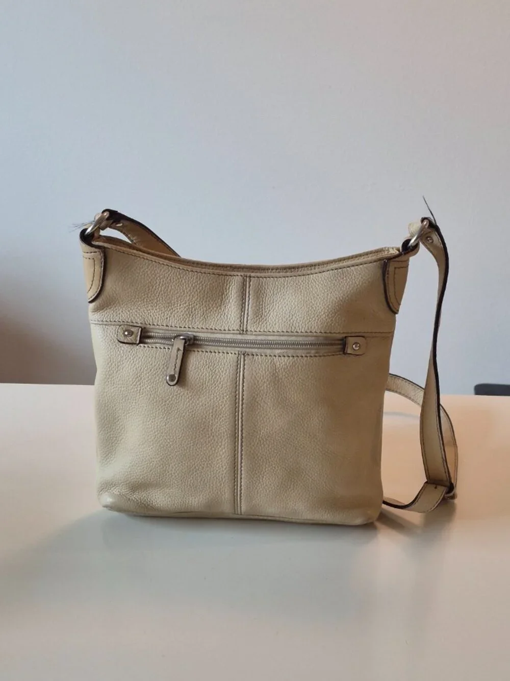 Tignanello Cream Pebbled Leather Crossbody Bag Multi Pocket Adjustable Strap